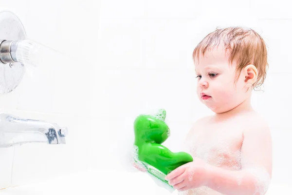 Bébé fille ayant un bain — Photo