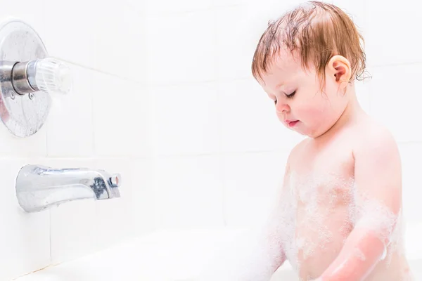 Bébé fille ayant un bain — Photo