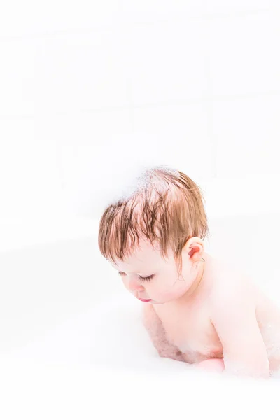 Bébé fille ayant un bain — Photo