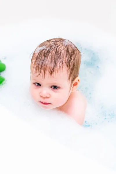 Bébé fille ayant un bain — Photo