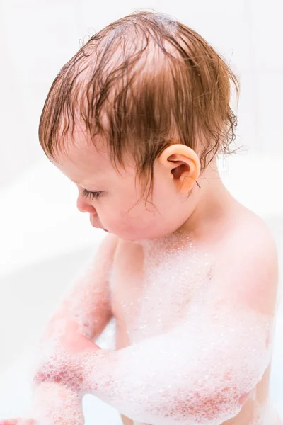 Bébé fille ayant un bain — Photo