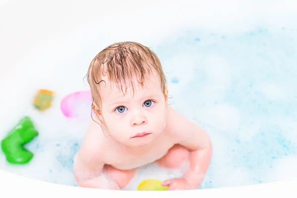 Bébé fille ayant un bain — Photo