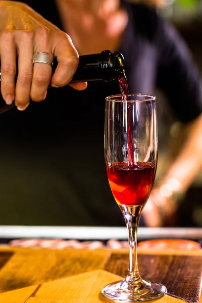 Bartender making Bellini cocktail — Stock Photo, Image