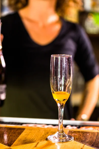 Barman maken Bellini cocktail — Stockfoto