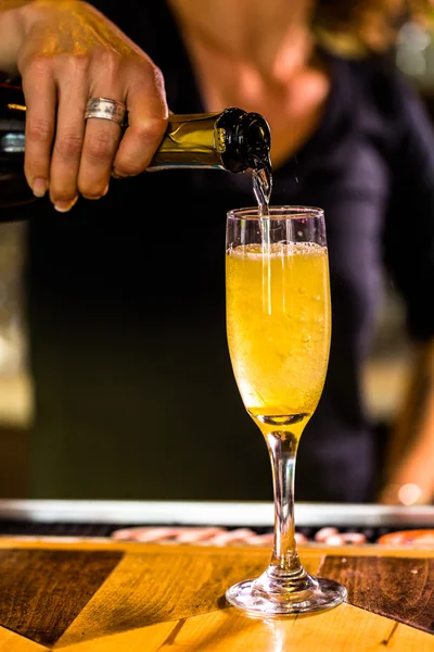 Barmen Bellini kokteyl yapmak — Stok fotoğraf