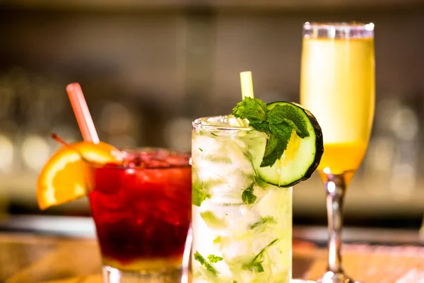 Kleurrijke cocktail op de top van de bar — Stockfoto