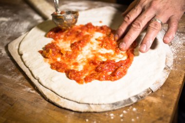Napolitana tarzı Pizza yapma