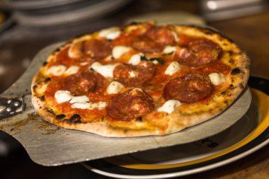 Napolitana tarzı Pizza yapma