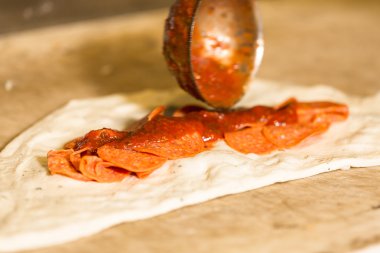 Biberli calzone pizza sosu ile hazırlama