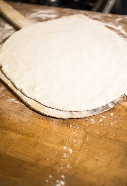 Herstellung von Pizza im Napoleonischen Stil — Stockfoto