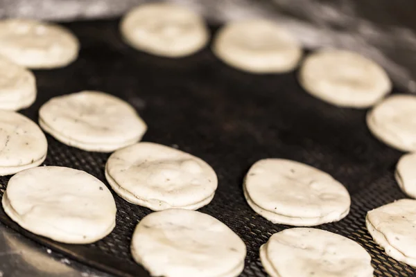 Cuisson du pain pour les sliders de boulettes de viande italiennes — Photo