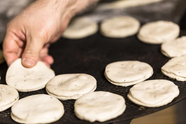 Cuisson du pain pour les sliders de boulettes de viande italiennes — Photo