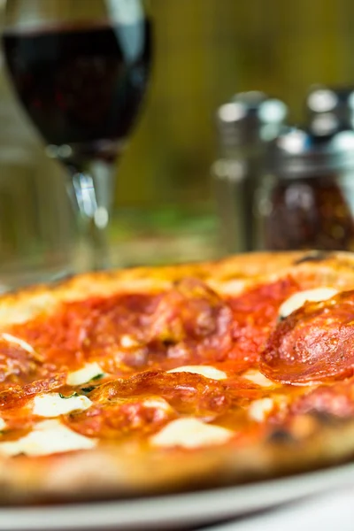 Pizza in stile napoletano — Foto Stock