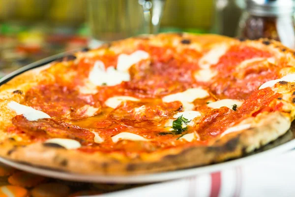 Napolitaanse stijl Pizza — Stockfoto