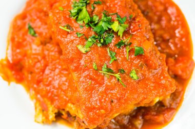 Masada ev yapımı lazanya var.