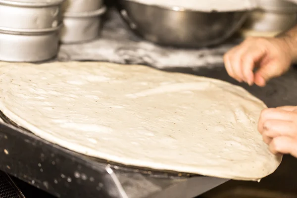 Подготовка пиццы со шпинатом — стоковое фото