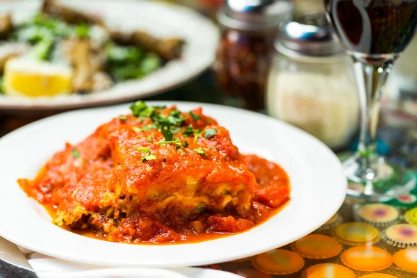 Hemlagad lasagne på bordet — Stockfoto