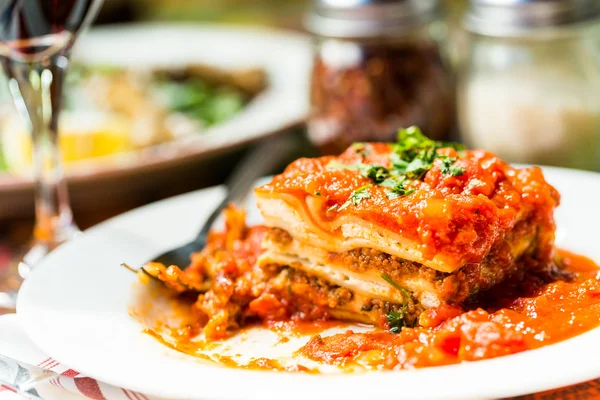 Hemlagad lasagne på bordet — Stockfoto