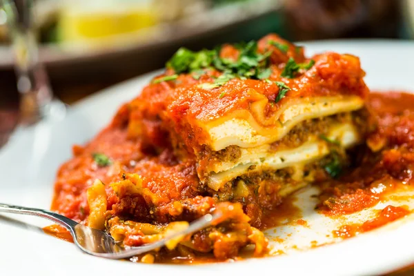 Lasagnes maison sur la table — Photo