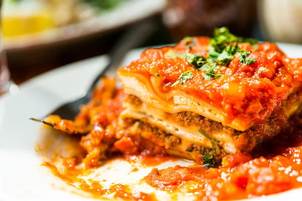 Hausgemachte Lasagne auf dem Tisch — Stockfoto