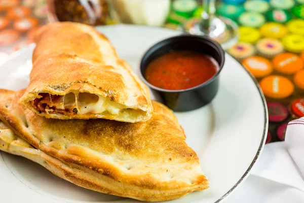 Świeżo wykonane Pepperoni calzone — Zdjęcie stockowe