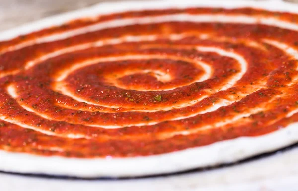 Pizza mit dünner Kruste zubereiten — Stockfoto