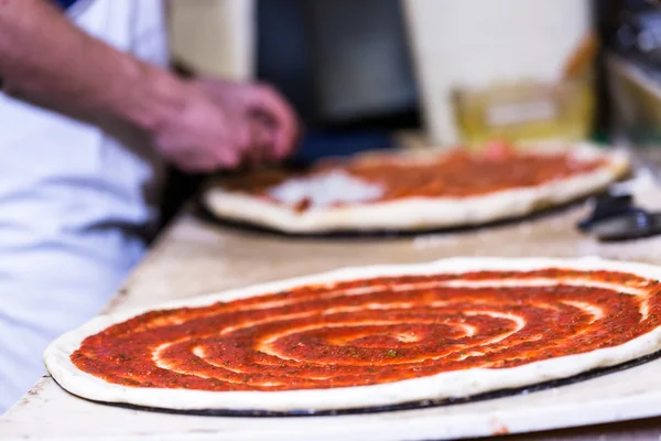 Készül a vékony tésztájú pizzát — Stock Fotó