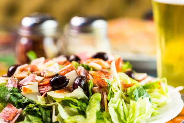 Итальянский нарезанный салат — стоковое фото
