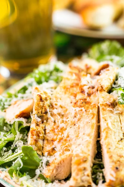 Salada Arugula com frango grelhado — Fotografia de Stock