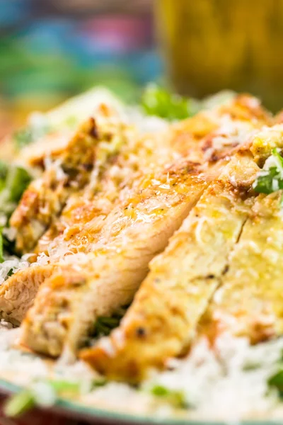 Salada Arugula com frango grelhado — Fotografia de Stock