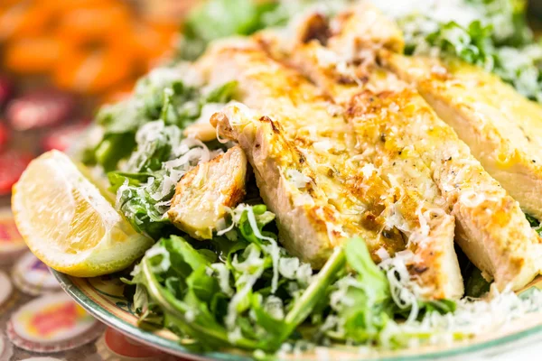 Arugula salad with grilled chicken — Stock Photo, Image