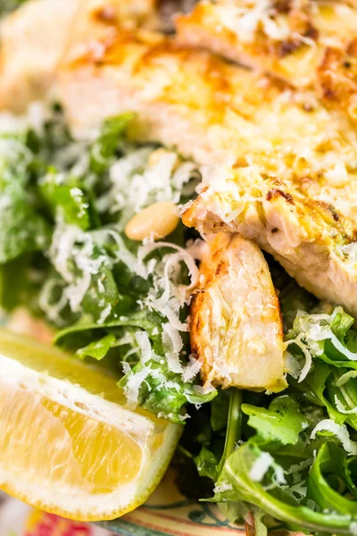 Rucola salade met gegrilde kip — Stockfoto