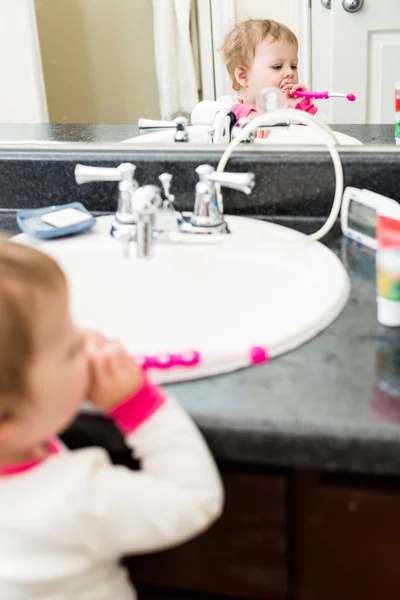 Toddler girl Brushing teeth — Stock Photo, Image