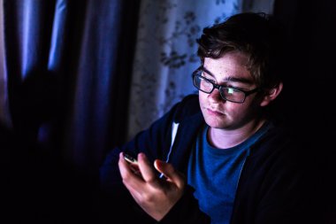 Genç çocuk telefon