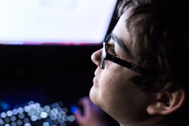 Genç çocuk odasında bilgisayarda