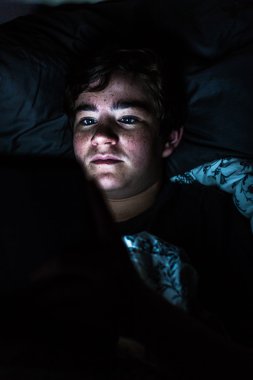 Genç çocuk bilgisayar Tablet