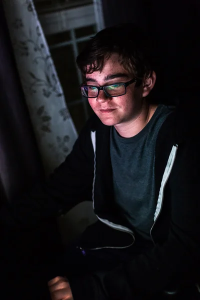 Adolescente menino no computador em seu quarto — Fotografia de Stock