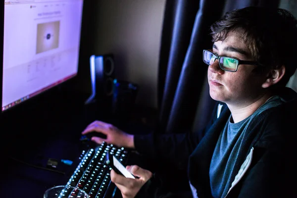 Adolescente menino no computador em seu quarto — Fotografia de Stock