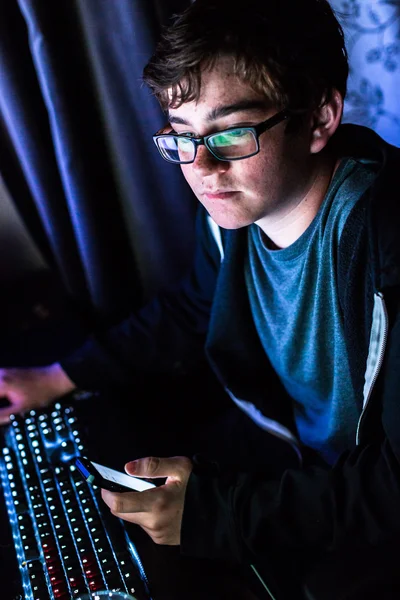 Adolescente menino no computador em seu quarto — Fotografia de Stock