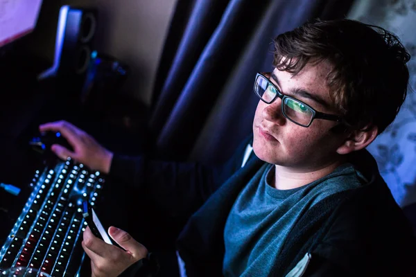 Tonåring pojke på dator i sitt rum — Stockfoto