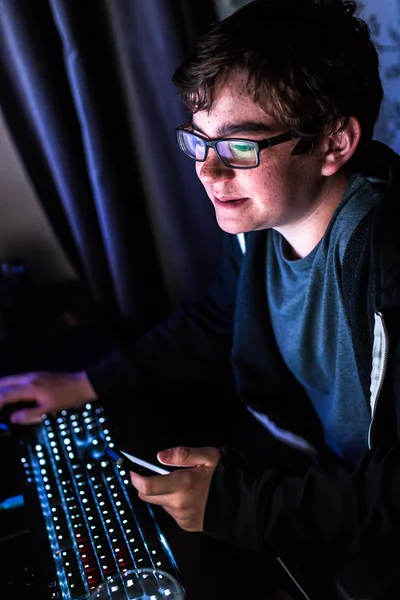 Adolescent garçon sur ordinateur dans son chambre — Photo