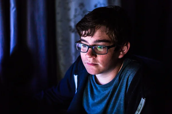 Tiener jongen op computer op zijn kamer — Stockfoto