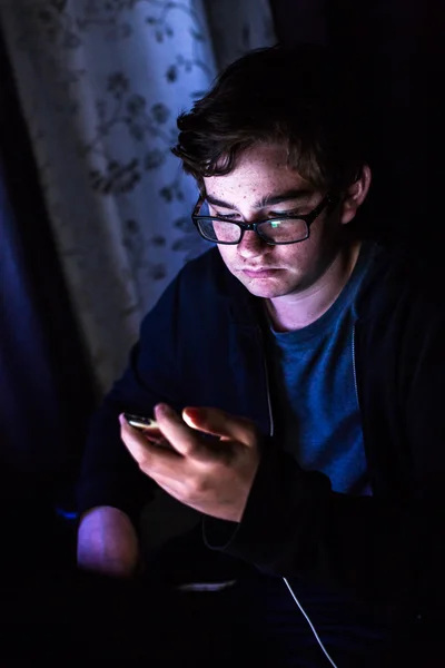 Tonåring pojke på telefon — Stockfoto