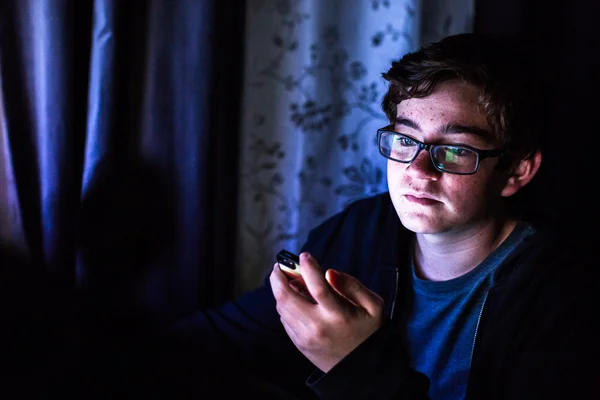 Adolescente menino no telefone — Fotografia de Stock