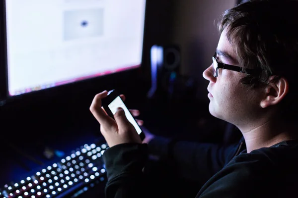 Tiener jongen op computer op zijn kamer — Stockfoto