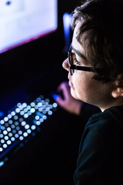 Adolescente menino no computador em seu quarto — Fotografia de Stock