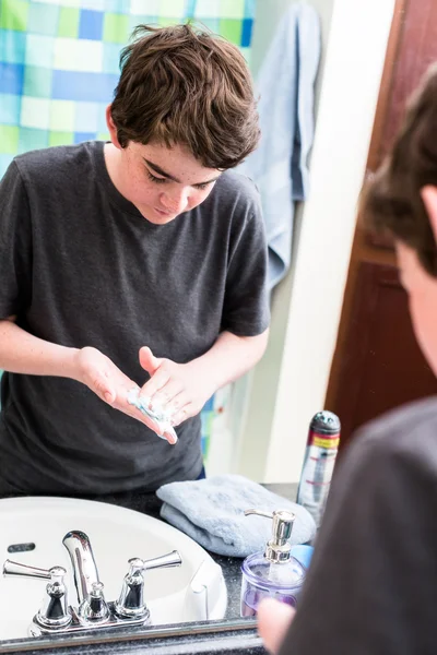 Teenage boy shaving — Stock Photo, Image