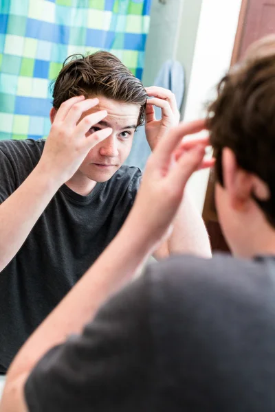 Adolescent garçon se préparer dans la matinée . — Photo