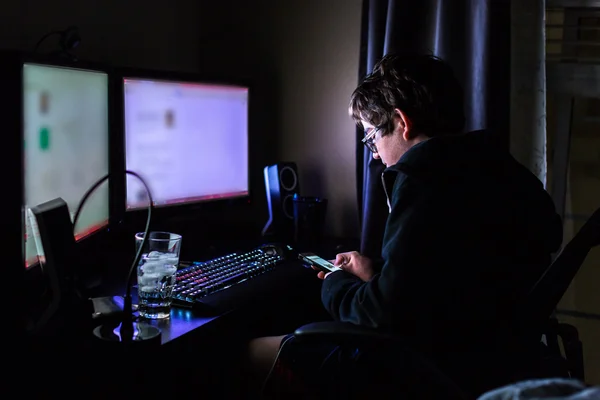 Adolescente chico en la computadora en su habitación — Foto de Stock