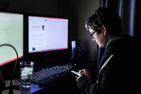 Adolescente menino no computador em seu quarto — Fotografia de Stock